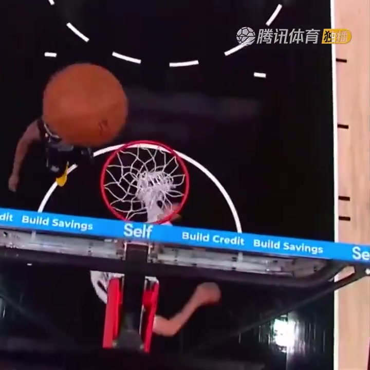 罕見(jiàn)一幕！努爾基奇拋投 球神奇停在籃板上沿 看呆凱爾登！（努爾基奇集錦）