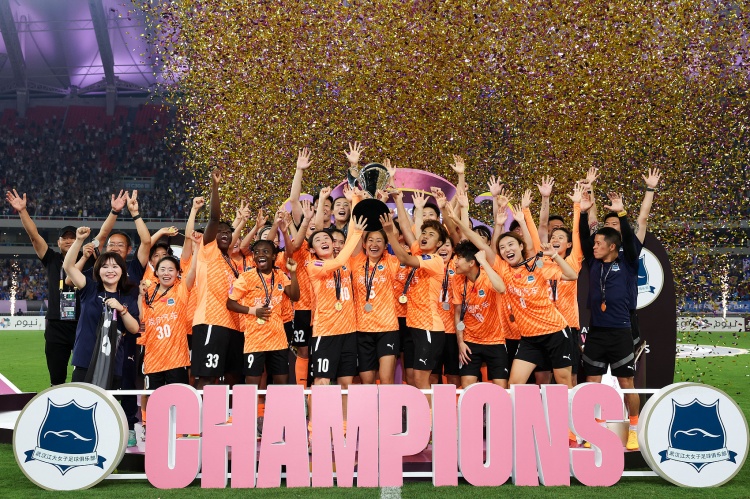 我們是冠軍！！！武漢女足捧起首屆女足亞冠冠軍獎杯
